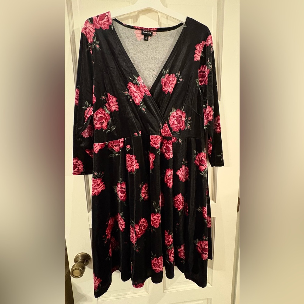 Torrid Women’s Plus Black & Pink Floral Velour Long Sleeve Dress Sz 3